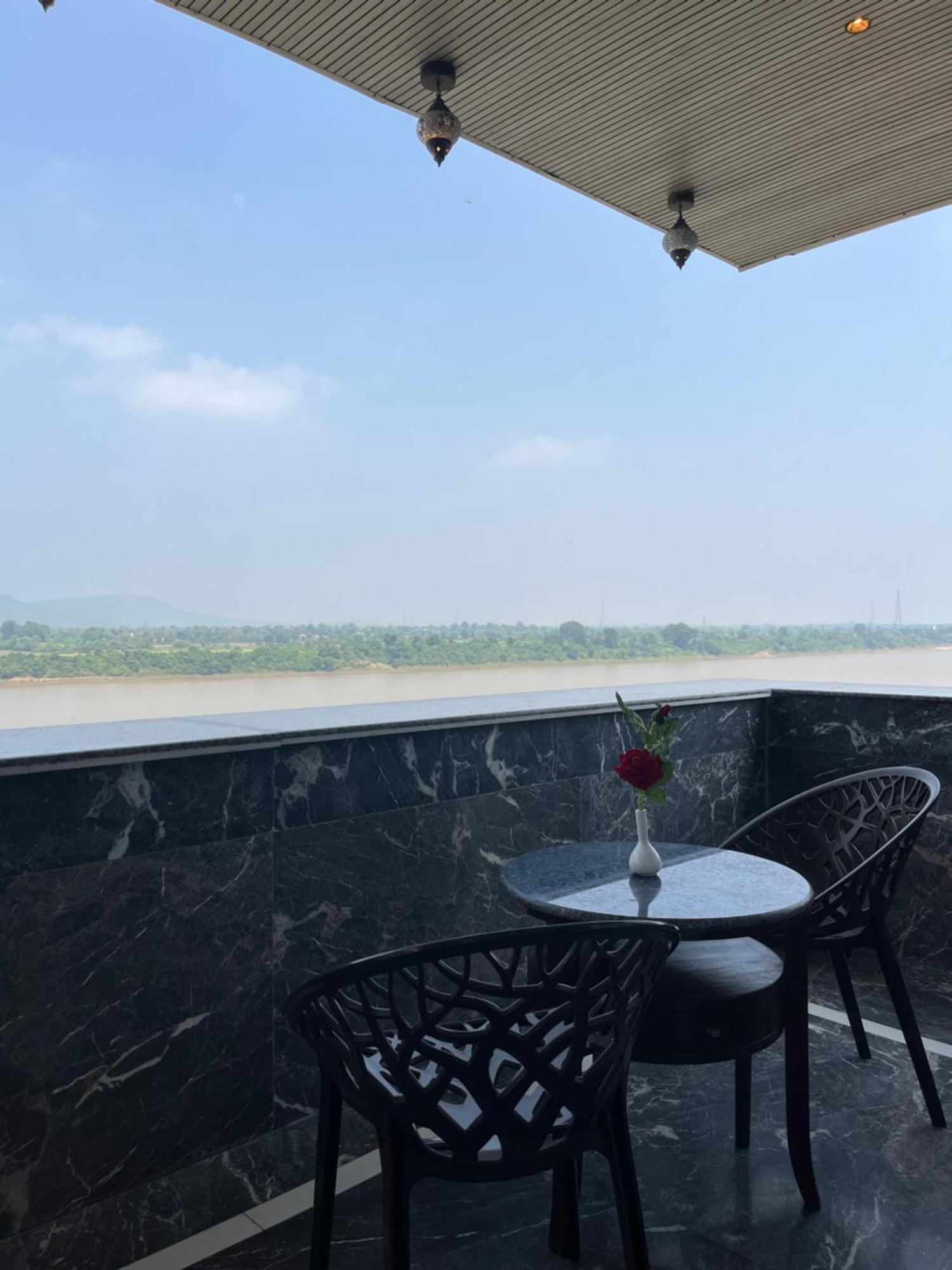 Treehouse Narmade A Riverfront Resort & Spa Narmadapuram Hoshangabad Exterior photo